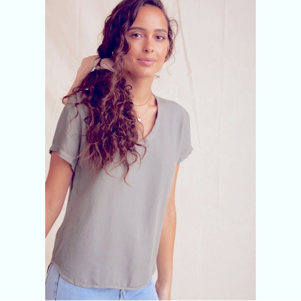 BELLA DAHL V-NECK SHORT SLEEVE TEE EUC Sz L, Tan, 100% Rayon